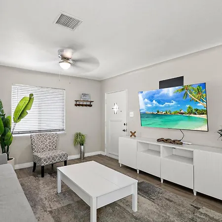 Renovated Stay, Parking, Near Dt & Airport